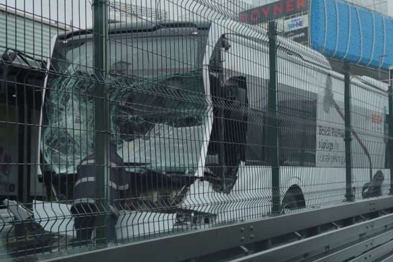 Haramidere'de metrobüs kazası: 4 yaralı Haramidere'de metrobüs kazası: 4 yaralı